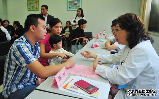 关爱孩子的关节 儿科医院举办世界关节炎日义诊活动